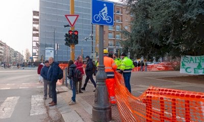 In piazza Europa è l’ora X: transenne e tensioni con gli attivisti contro il cantiere