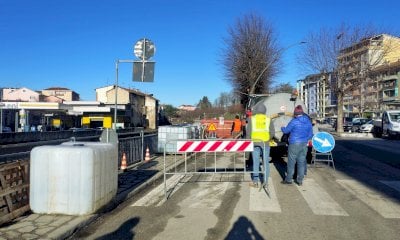 Ceva, prove di carico sul tratto di marciapiede interessato da un cedimento lungo il Cevetta