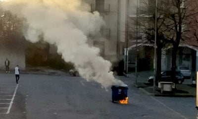 Carrù, cassonetto in fiamme in piazza Mercato: indagini in corso per risalire al colpevole