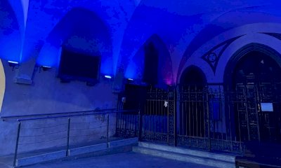 Alba: le luci di piazza Risorgimento accese di azzurro per la Giornata delle Malattie Rare