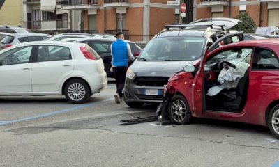 Scontro tra due auto in via Monsignor Savio a Saluzzo