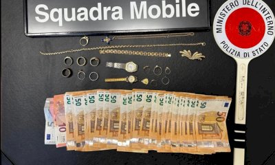 Rubano in casa di un’anziana, la Polizia li arresta con oro e gioielli in macchina