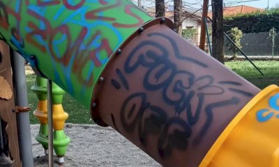 Muri, chiese e parchi gioco imbrattati a Caraglio, il Comune: "Rammarico e desolazione"