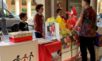 La solidarietà scende in piazza: tornano le Uova di Pasqua AIL in tutta la Granda