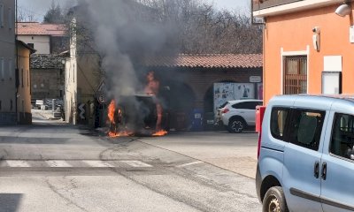 Furgone carico di formaggi prende fuoco in piazza: paura a Montaldo di Mondov&igrave;