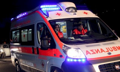 Aggredisce i soccorritori in ambulanza, in manette un giovane di Savigliano