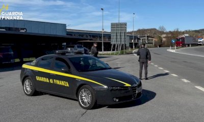 Alla guida senza patente, doveva scontare una condanna per furto, rapina e spaccio: arrestato