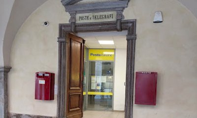 Cuneo, rapina alle Poste di via Roma: punta la pistola e scappa coi soldi, ma viene arrestato