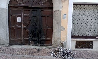 Incendio davanti alla sede della Municipale di Bra, la Lega: 