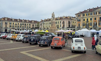 Parte da piazza Galimberti il 3&deg; Raduno di Fiat 500 d&rsquo;epoca
