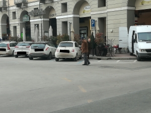 Uomo dà in escandescenze in piazza Galimberti