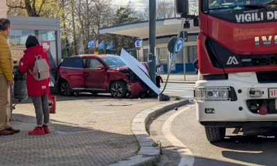 Auto fuori strada, lo schianto contro un palo davanti all’ospedale di Cuneo