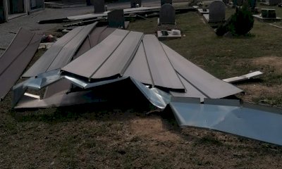 Paura a Lesegno: il vento solleva decine di metri di copertura del cimitero (FOTO)