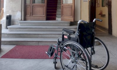 Cuneo, una carrozzina a disposizione degli utenti con difficoltà di deambulazione per accedere in Comune