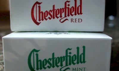 Sfonda il vetro di un furgone, ruba il bancomat e va dal tabaccaio