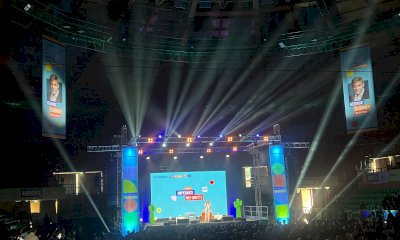 Palazzetto dello sport gremito a Cuneo per l'incontro con George Clooney