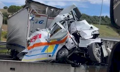 Distratto da TikTok, uccise tre persone su un&rsquo;ambulanza: il camionista patteggia cinque anni