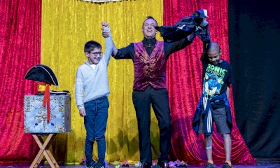 Sim Sala Blink: Dronero si accende con la magia di Alan il Prestigiamatto