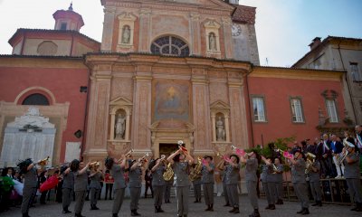 Festa cremisi tra le vie di Busca