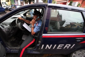 Ruba auto, telefono e denaro all'amica addormentata