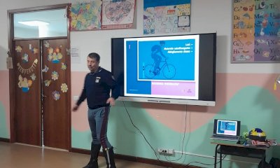 Lesegno, incontro tra Polizia e alunni della primaria: regole della strada spiegate ai giovani ciclisti