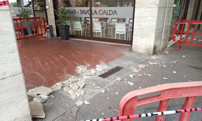 Crollo di intonaco, transennati i portici nel piazzale della stazione di Cuneo