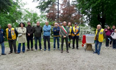 Bra, il Lions Club consegna il tricolore alle classi quinte