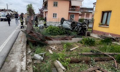 Paura a Centallo, un colpo di sonno e l’auto si ribalta nel giardino di casa