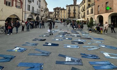 Denim Day a Savigliano: jeans in piazza contro la colpevolizzazione delle vittime di abusi