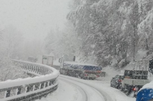 Neve in quota e pioggia in pianura: problemi alla viabilità
