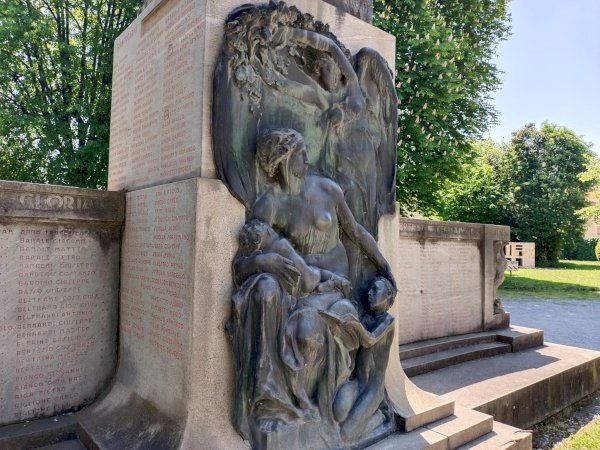 Il monumento ai Giardini Dino Fresia