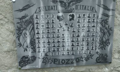 A Piozzo fascio littorio e volto di Mussolini sulla targa per i soldati caduti: 