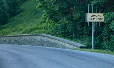 Lavori sui giunti di dilatazione, senso unico alternato sulla Statale a Limone