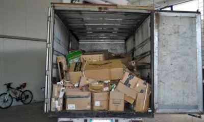 Rubano 300 mila euro di articoli elettronici, ma forano e abbandonano il bottino in autostrada