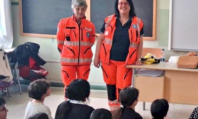 Ceva, piccoli soccorritori crescono: la Croce Bianca sale in cattedra alle elementari