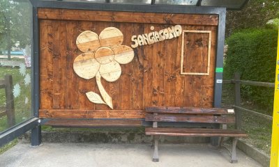 Un fiore di legno per San Giacomo di Roburent: la fermata del bus diventa un manifesto d'amore