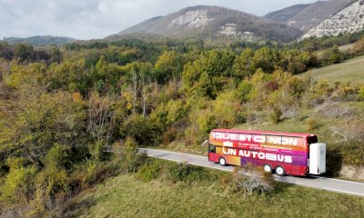 Un bus-teatro nelle aziende del Cuneese: al via &ldquo;Air &ndash; alziamoci insieme, rialziamoci&rdquo;