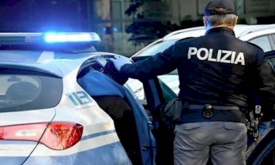 Prima la rapina del &ldquo;branco&rdquo;, poi i calci ai poliziotti e alla volante
