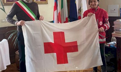 Mondov&igrave; celebra il "suo" Comitato di Croce Rossa: la torre del Belvedere si illumina di rosso