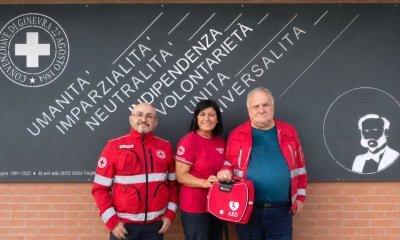 La Cri di Alba ringrazia cittadini e volontari: un nuovo defibrillatore grazie alla consegna delle mimose