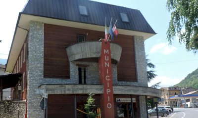 "Frabosa Futura" denuncia il "degrado" delle facciate del municipio: la risposta del sindaco