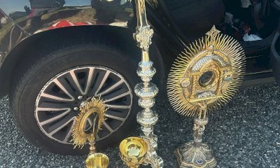 Calici d&rsquo;oro, croci e reliquie rubati al parroco: la Polstrada ferma il ladro in auto, era senza cintura