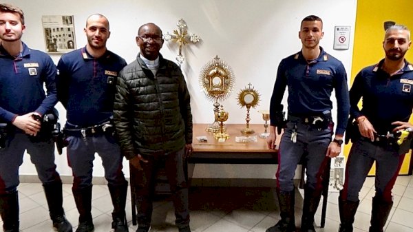 Gli agenti insieme al parroco
