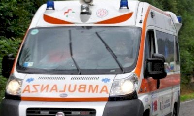 Mondov&igrave;, paura allo stadio: tifoso cade dalla tribuna durante un'esultanza, arriva il 118