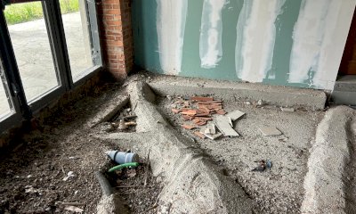Locali grezzi, ragnatele e cacche di piccione. Cascina Vecchia &ldquo;non finita&rdquo; comincia a preoccupare