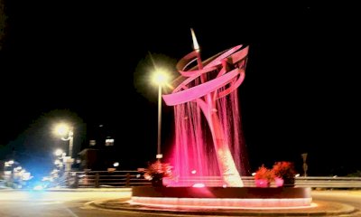 Venasca ha illuminato di rosso la sua scultura-fontana per la Croce Rossa