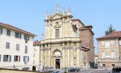 Mondov&igrave;, torna la "Processione aux flambeaux" nel rione Carassone