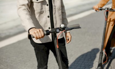 Mondov&igrave; punta sulla sicurezza stradale: distribuite guide pratiche per chi usa bici e monopattini