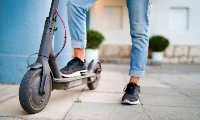 Monopattini elettrici, dal 16 maggio obbligatori casco e targa. Da luglio anche l'assicurazione