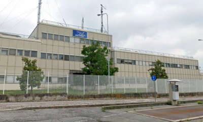 Protesta di fronte al centro logistico delle Poste: "Contratti a tempo pieno per gli addetti di produzione"